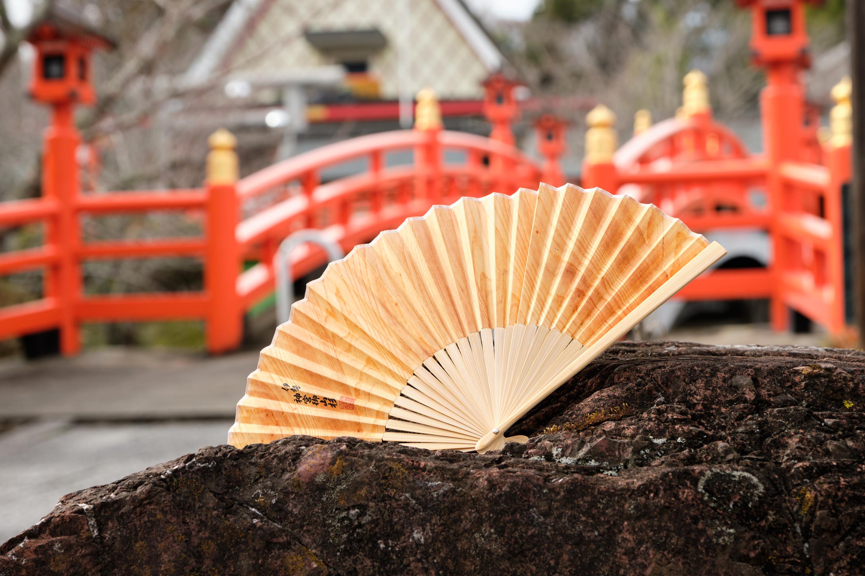 日本製木製扇子とスタンド、常若扇子、日本製手作り天然木夏の贈り物