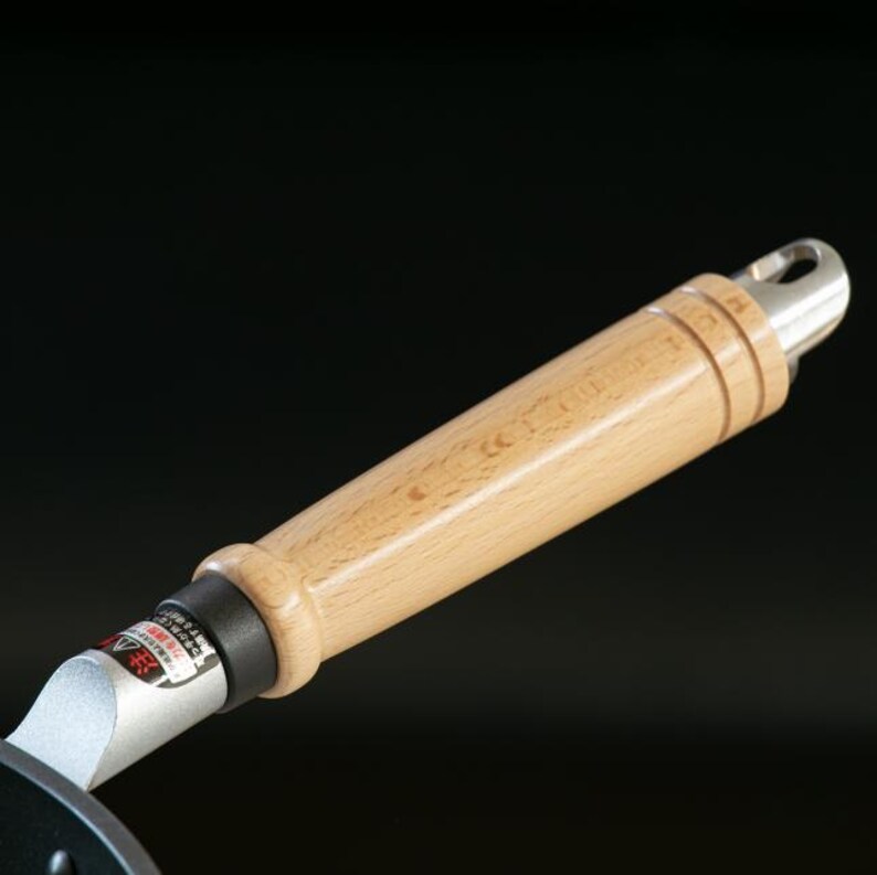 Pu&ograve; includere: Un manico in legno con un attacco in metallo. Il manico &egrave; di colore marrone chiaro e ha una finitura liscia. L'attacco in metallo &egrave; argentato e ha un piccolo anello all'estremit&agrave;.