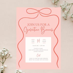 Op de afbeelding: Een roze Galentine's Brunch-uitnodiging met een strik- en lintontwerp. De uitnodiging bevat de datum, tijd, locatie en RSVP-informatie. De tekst is in een handschriftstijl.