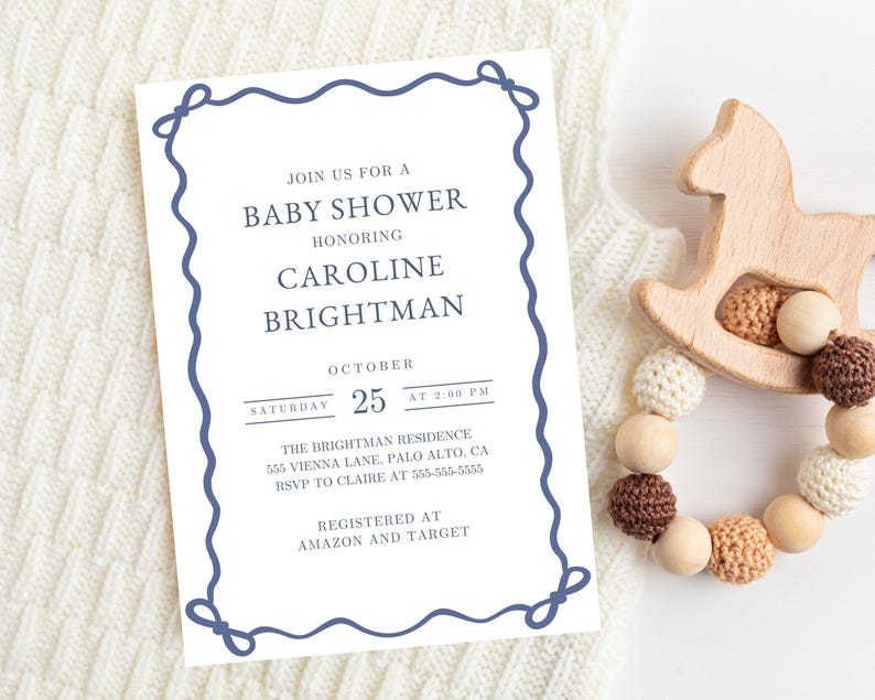 Op de afbeelding: Een uitnodiging voor een babyshower met marineblauwe tekst en een decoratieve rand. De uitnodiging luidt "Doe mee voor een babyshower ter ere van Caroline Brightman" en bevat de datum, tijd en locatie. Een houten schommelpaard en een kralen bijtring liggen ernaast.