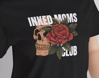 Maglietta Inked Moms Club: maglietta grafica con teschio tatuato e rosa