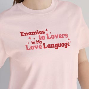 Koszulka z napisem „Wrogowie do kochanków” | Koszulka unisex My Love Language | Prezent dla czytelnika Romantasy | Prezent dla miłośnika książek romansowych