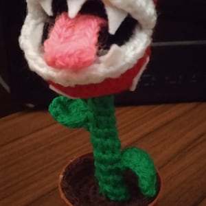 Piranha-Pflanze Amigurumi – Super Mario Galaxy Plüschtier 17 cm, handgefertigt mit Plastiktopf, Mario-Geschenk für Fans, Piranha-Pflanze Spielzeug für Sammler Bild 2