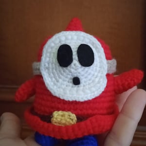 Shy Guy Amigurumi Figur Super Mario Bros Handarbeit - Häkelpuppe 12 cm