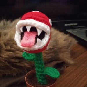 Piranha-Pflanze Amigurumi – Super Mario Galaxy Plüschtier 17 cm, handgefertigt mit Plastiktopf, Mario-Geschenk für Fans, Piranha-Pflanze Spielzeug für Sammler Bild 1