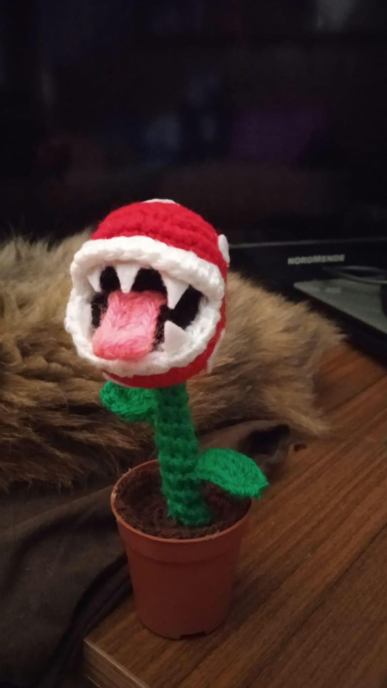 Piranha-Pflanze Amigurumi – Super Mario Galaxy Plüschtier 17 cm, handgefertigt mit Plastiktopf, Mario-Geschenk für Fans, Piranha-Pflanze Spielzeug für Sammler Bild 1