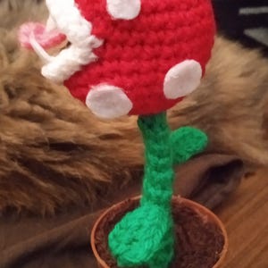 Piranha-Pflanze Amigurumi – Super Mario Galaxy Plüschtier 17 cm, handgefertigt mit Plastiktopf, Mario-Geschenk für Fans, Piranha-Pflanze Spielzeug für Sammler Bild 4