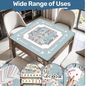 Puede incluir: Una mesa de juego cuadrada con una tapa estampada floral azul claro. La mesa tiene un marco de madera y est&aacute; rodeada de cuatro sillas. La parte superior de la mesa tiene el texto "Walls Left" y "Play Right". La imagen tambi&eacute;n muestra naipes, domin&oacute;s y fichas de mahjong.