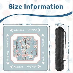 Puede incluir: Un tapete de juego cuadrado de 83,8 cm con un dise&ntilde;o floral y una bolsa de transporte a juego. El tapete presenta un fondo azul claro con un patr&oacute;n floral central de flores rosas. La bolsa es negra y cil&iacute;ndrica.