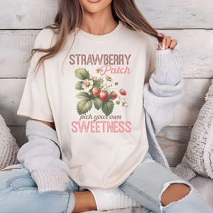 Comfort Colors Strawberry Graphic Tee: Vintage Women&#39;s T-Shirt