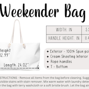 Puede incluir: Bolso de fin de semana blanco con asas de cuerda. El bolso mide 61 cm de largo, 33 cm de alto y 14 cm de ancho. El bolso tiene el texto "Weekender Bag" en negro.