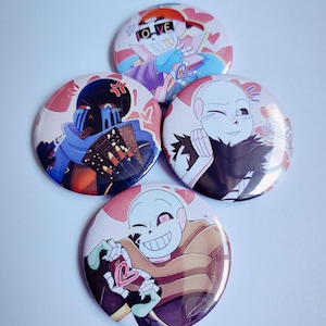 Könnte beinhalten: Vier runde Buttons mit Illustrationen von Cartoon-Charakteren. Die Buttons zeigen Charaktere mit verschiedenen Ausdrücken und Designs, darunter Herzen und das Wort "LOVE". Die Farbpalette umfasst Blau-, Rot-, Braun- und Weißtöne.