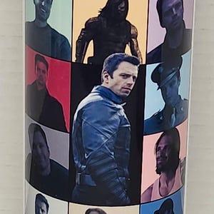 Puede incluir: Un vaso blanco con un collage de imágenes de un hombre con diferentes peinados y expresiones faciales. El texto "BUCKY BARNES" está impreso en la parte inferior del vaso.