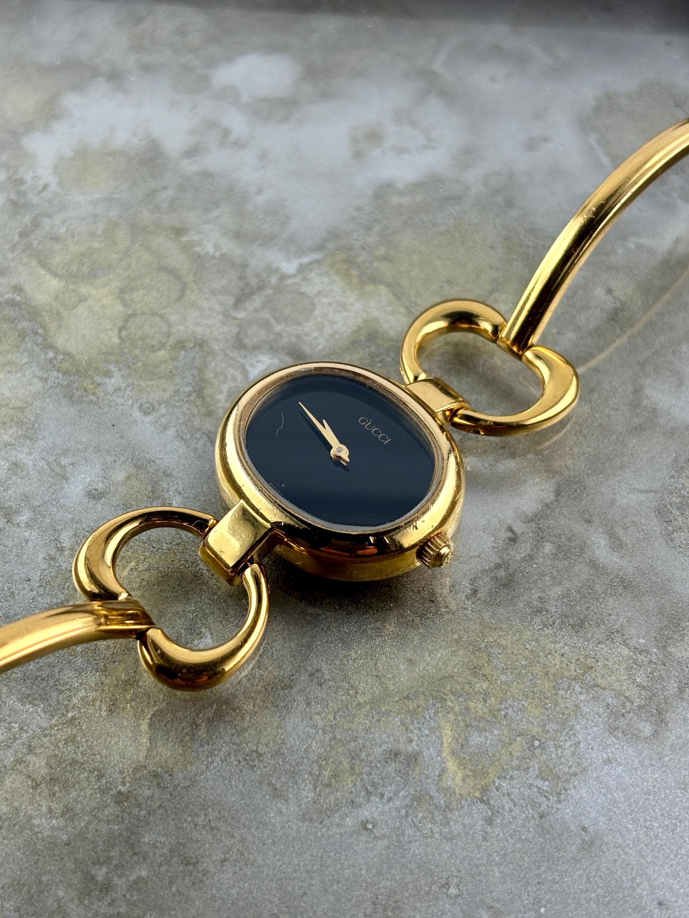 100% Authentic Gucci 1600 Watch Gold Tone Women display picture 3