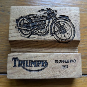 Wooden smartphone stand – Triumph Slopper WO 1931 engraving – Vintage British motorcycle – Retro gift – Handmade in France