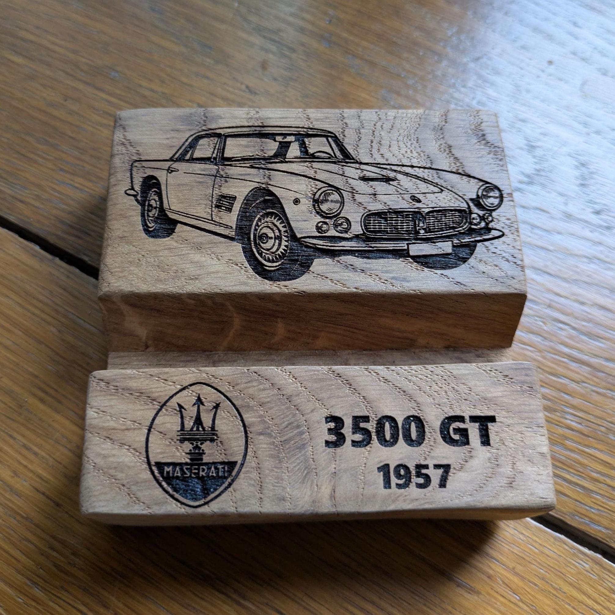 Support smartphone bois Maserati 3500 GT 1957 - Gravure voiture de collection italienne - Cadeau design auto rétro - Fait main France