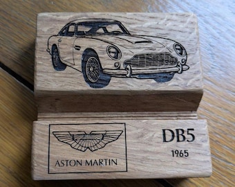 Support smartphone bois Aston Martin DB5 1965 - Gravure voiture anglaise de collection - Cadeau design auto rétro - Fait main France