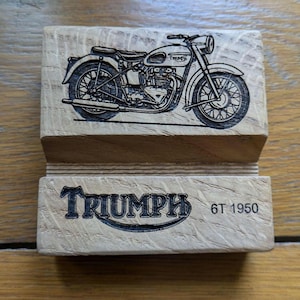 Wooden smartphone stand – Triumph 6T 1950 engraving – Vintage British motorcycle – Handmade biker gift – Desk decor