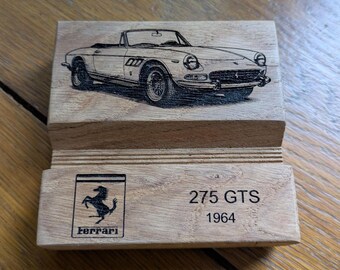 Porte Smartphone en Chêne Gravé, Ferrari 275 GTS (1964), Support Téléphone Fait Main, Voiture de Collection, déco bureau artisanale