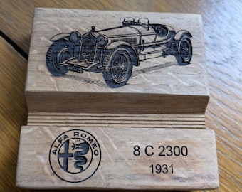 Support smartphone bois Alfa Romeo 8C 2300 1931 - Gravure voiture ancienne italienne - Cadeau collectionneur rétro - Fait main France