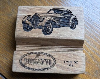 Support smartphone bois Bugatti Type 57 1934 - Gravure voiture ancienne française - Cadeau collectionneur rétro - Fait main France