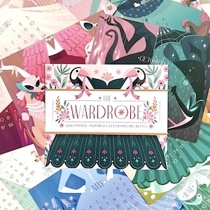 以下が含まれることがあります： 「The Wardrobe」のテキストが入った、イラスト入りのカレンダーカードのコレクション。各カードには、動物や花の要素など、ユニークなアートワークが施された異なる月が表示されています。カードは扇形に配置されています。デザインは気まぐれです。