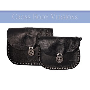 Pode incluir: Duas bolsas crossbody de couro preto com desenhos de caveira. As bolsas t&ecirc;m ferragens prateadas, bordas com tachas e fecho de aba. A bolsa maior tem um design de caveira texturizado, e a bolsa menor tem um design de caveira liso. O texto "Cross Body Versions" est&aacute; no topo.