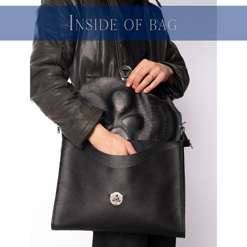 Pode incluir: Bolsa mensageiro de couro preto com fecho de aba e fecho prateado. A bolsa tem uma al&ccedil;a de ombro e um bolso frontal. O texto "INSIDE OF BAG" &eacute; vis&iacute;vel na parte superior da imagem.