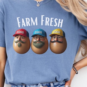 ファームフレッシュエッグ ユニセックス コンフォートカラー Tシャツ | 農家のための楽しいグラフィックTシャツ、ユーモラスなギフト、チキン愛好家向けアパレル、面白いチキンTシャツ