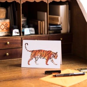 Tarjeta de felicitación con un tigre brillante