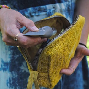 Neceser de cáñamo tejido a mano para cosméticos y artículos de tocador teñidos de forma natural