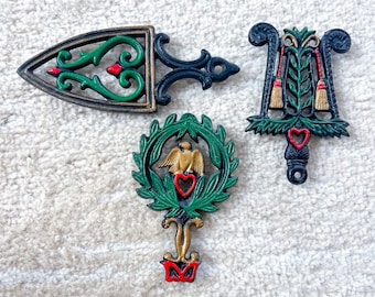 Lot of 3 Vintage 5in Cast Iron Painted Trivets Wall Hanging Eagle Heart Wreath