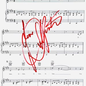 Puede incluir: Una página de partitura para la canción Jolene con notación musical negra, diagramas de acordes de guitarra y letra sobre un fondo blanco, superpuesta con una gran firma manuscrita en tinta roja sobre el centro de las líneas del pentagrama.