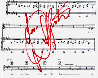 Könnte beinhalten: Eine Notenblattseite für das Lied Jolene mit schwarzer musikalischer Notation, Gitarrenakkorddiagrammen und Liedtexten auf weißem Hintergrund, überlagert von einer großen, handschriftlichen Unterschrift in roter Tinte über den Notenlinien.