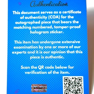 Puede incluir: Un certificado de autenticidad rectangular con fondo azul brillante y un sutil patr&oacute;n de puntos. El texto dice Thorne Authentication, seguido de detalles sobre un COA, una pegatina hologr&aacute;fica a prueba de manipulaciones y un c&oacute;digo QR.