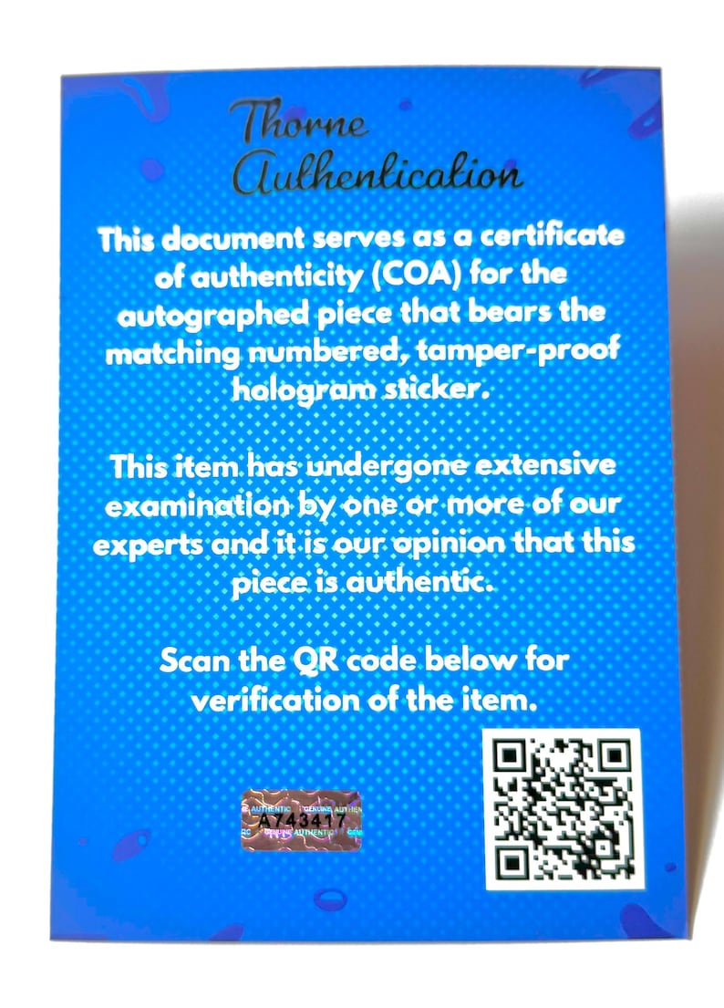 Puede incluir: Un certificado de autenticidad rectangular con fondo azul brillante y un sutil patr&oacute;n de puntos. El texto dice Thorne Authentication, seguido de detalles sobre un COA, una pegatina hologr&aacute;fica a prueba de manipulaciones y un c&oacute;digo QR.