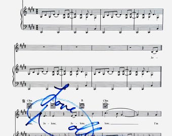 Könnte beinhalten: Eine Notenblattseite für das Lied Jolene mit schwarzer musikalischer Notation auf weißem Hintergrund und Gitarrenakkorddiagrammen für C#m, E und B. Eine markante blaue Tintensignatur verläuft diagonal über die untere Hälfte der Seite.