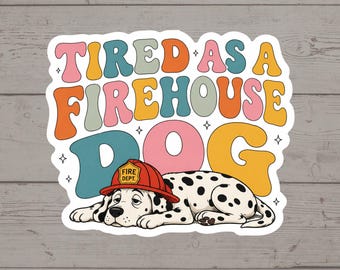 Puede incluir: Una pegatina troquelada que muestra un perro dálmata blanco con manchas negras que lleva un casco de bombero rojo con el texto FIRE DEPT. El texto TIRED AS A FIREHOUSE DOG aparece sobre el perro en letras grandes, coloridas y onduladas.