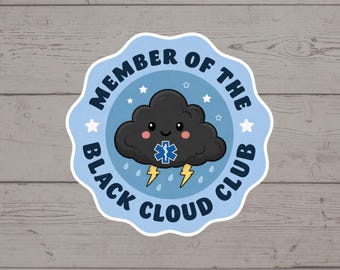 Puede incluir: Una pegatina circular con borde festoneado, fondo azul claro y borde azul oscuro. El texto dice MEMBER OF THE BLACK CLOUD CLUB. Una nube negra sonriente con mejillas rosadas, rayos amarillos y un símbolo de estrella médica azul.