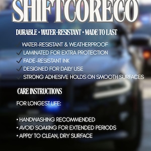 Op de afbeelding: Een afbeelding met de tekst "SHIFTCORECO" en productdetails. De tekst benadrukt duurzaamheid, waterbestendigheid en lange levensduur. Extra details zijn water- en weerbestendig, gelamineerd voor extra bescherming, vervaagbestendige inkt, ontworpen voor dagelijks gebruik.