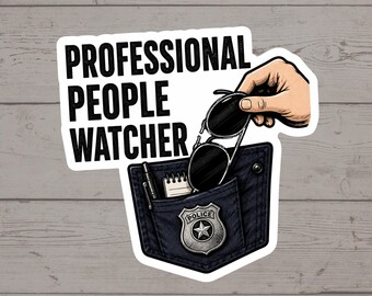 Puede incluir: Una pegatina que muestra un bolsillo azul oscuro con una placa de policía plateada, un bolígrafo y una libreta pequeña. Una mano coloca unas gafas de sol negras en el bolsillo. El texto PROFESSIONAL PEOPLE WATCHER aparece en letras negras.