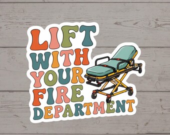 Pegatina "Levanta con tu Departamento de Bomberos" / Pegatina divertida de EMS / Calcomanía de humor sobre camillas / Regalo para EMT / Pegatina de primeros auxilios / Vida en ambulancia
