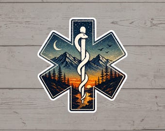 Puede incluir: Una pegatina troquelada con forma de Estrella de la Vida que presenta un bastón de Asclepio blanco centrado sobre una ilustración de paisaje con montañas nevadas, un bosque de pinos, un río, una luna creciente y un cielo al atardecer.