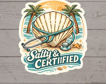 Puede incluir: Una pegatina troquelada con una gran concha marina de color tostado envuelta en un estetoscopio azul cerceta. El fondo muestra una playa con dos palmeras, un sol poniente y una pequeña estrella de mar naranja. El texto Salty & CERTIFIED es azul.