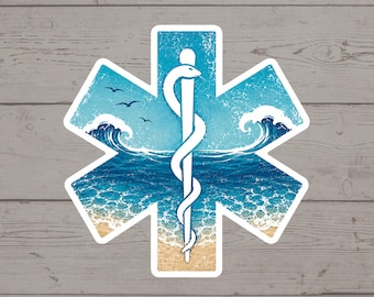 Puede incluir: Un emblema de estrella de la vida de seis puntas con una vara de Asclepio blanca centrada sobre una vista del océano. El fondo muestra olas azules rompiendo en una playa de arena con tres pequeños pájaros negros volando en el cielo.
