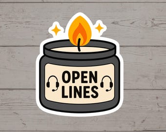 Puede incluir: Una pegatina que ilustra una vela en un tarro gris oscuro con una llama naranja y amarilla encendida y dos pequeñas estrellas amarillas. La etiqueta es de color crema con el texto negro OPEN LINES y dos iconos de auriculares negros.