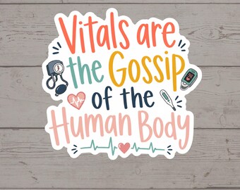 Puede incluir: Una pegatina troquelada con el texto Vitals are the Gossip of the Human Body en naranja, verde azulado, amarillo, azul oscuro y rosa. Las ilustraciones incluyen un tensiómetro, un oxímetro de pulso, un termómetro y un corazón rosa con una línea ECG.