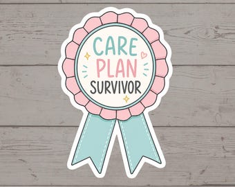Puede incluir: Una pegatina circular de cinta de premio con un borde plisado rosa claro y dos cintas colgantes azul claro. El centro es blanco con el texto CARE PLAN SURVIVOR en turquesa, rosa y gris oscuro, acentuado por pequeñas estrellas amarillas.