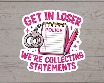 Puede incluir: Una pegatina con un bloc de notas en espiral con la palabra POLICE, un par de esposas plateadas con un pequeño corazón rosa y un bolígrafo rosa. El texto dice GET IN LOSER WE'RE COLLECTING STATEMENTS en letras rosas con estrellas rosas.