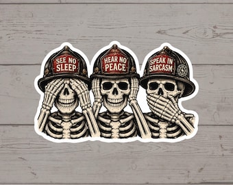 Puede incluir: Una pegatina con tres esqueletos que llevan cascos de bombero. El primero se cubre los ojos con el texto SEE NO SLEEP, el segundo se cubre los oídos con HEAR NO PEACE y el tercero se cubre la boca con el texto SPEAK IN SARCASM en los cascos.